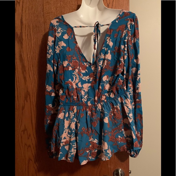 Women’s Top - Picture 2 of 5